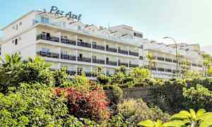 Lejlighedsbygning omgivet af grønt. (AI-genereret tekst)