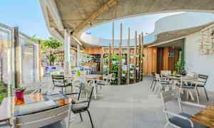 En moderne udendørs servering med træ- og betondetaljer. (AI-genereret tekst)