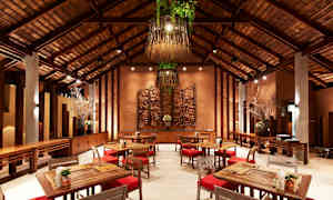 En elegant restaurant med træmøbler og varm belysning. Stolene har røde hynder, og der er vægdekorationer samt hængende lamper med grønt. (AI-genereret tekst)