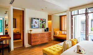 Et moderne hotelværelse med siddepladser og udsigt over en pool. (AI-genereret tekst)