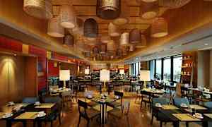 En restaurant med træinteriør, moderne borde og stole samt dekorative loftslamper i varieret design. (AI-genereret tekst)