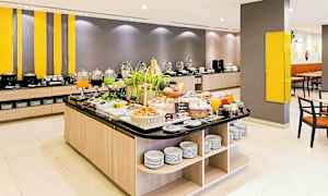 Et morgenmadsbuffetbord i en moderne spisesal. (AI-genereret tekst)