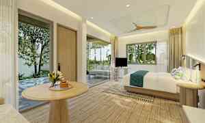 Et lyst hotelværelse med en stor seng, træindretning og store vinduer med udsigt til en frodig omgivelser. (AI-genereret tekst)