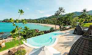 Billede af en pool ved stranden med udsigt over havet og grønt område. (AI-genereret tekst)