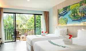 Et lyst hotelværelse med to enkeltsenge og udsigt til en frodig have. (AI-genereret tekst)