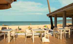 Udendørs servering nær stranden med havudsigt. (AI-genereret tekst)