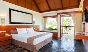 Hotelværelse med en dobbeltseng, store vinduer og altan. (AI-genereret tekst)