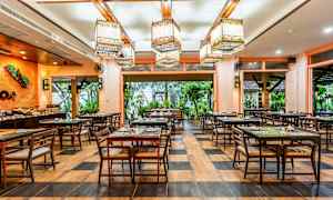 Indretning af restaurant med dækkede borde og vinduer med grøn udsigt. (AI-genereret tekst)