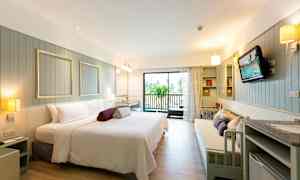 Et rummeligt hotelværelse med moderne møbler og balkon. (AI-genereret tekst)