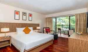 Dobbeltværelse med træinteriør og altan med udsigt. (AI-genereret tekst)