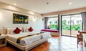 Et hotelværelse med to enkeltsenge dækket med hvide lagner, et maleri på væggen over, og en glasdør, der fører til en balkon med udsigt over grønne områder. (AI-genereret tekst)