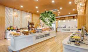 Buffetbord med forskellige retter og madpræsentation i en lys og indbydende atmosfære. (AI-genereret tekst)