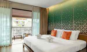 Moderne hotelværelse med dobbeltseng og dekorativ væg. (AI-genereret tekst)