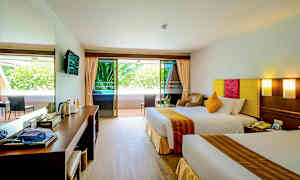 Hotelværelse med to senge, siddeområde og balkon. (AI-genereret tekst)