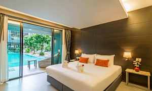 Et hotelværelse med en stor seng, ved siden af et natbord med dekorationer og en skydedør af glas, der fører ud til en pool. (AI-genereret tekst)