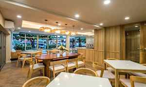 En moderne café med træinteriør og store vinduer. (AI-genereret tekst)