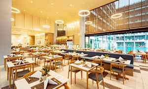 Billede af en restaurant med opstillede borde og stole i en moderne atmosfære. (AI-genereret tekst)