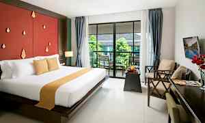 Et hotelværelse med en stor seng og adgang til en balkon med udsigt over grønne områder. (AI-genereret tekst)