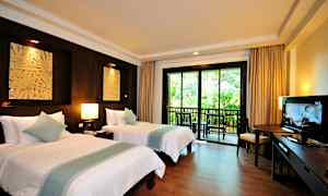 Et hotelværelse med to enkeltsenge, en balkon med udsigt til vegetation, møbler og en TV. (AI-genereret tekst)