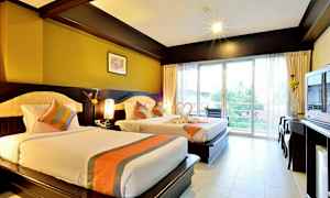 Hotelværelse med to seng, lys indretning og balkon med udsigt. (AI-genereret tekst)