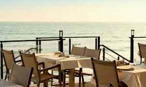 Udendørs servering med havudsigt. (AI-genereret tekst)