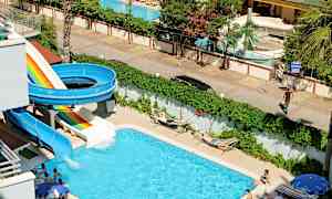 Udendørs pool med vandrutsjebane og liggestole. (AI-genereret tekst)