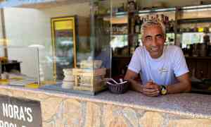 En stenbar med et skilt, der står 'Nora's Pool Bar'. (AI-genereret tekst)