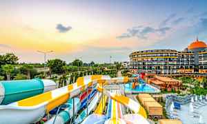 Billede af en vandpark med vandrutsjebaner ved en ferieanlæg. (AI-genereret tekst)