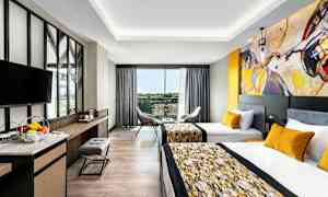 Værelse med to enkeltsenge og moderne indretning. (AI-genereret tekst)