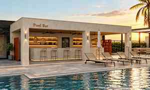 Udendørs poolområde med en poolbar og liggestole langs poolkanten. (AI-genereret tekst)