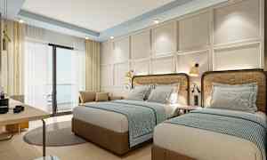 Hotelværelse med to enkeltsenge, lys indretning og vindue med gardiner. (AI-genereret tekst)