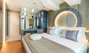 Moderne hotelværelse med seng, skrivebord og dekorativ belysning. (AI-genereret tekst)