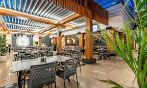 Billede af en restaurant med moderne møbler og belysning. (AI-genereret tekst)