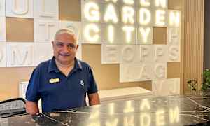 Reception med en baggrund af oplyste bogstaver. (AI-genereret tekst)