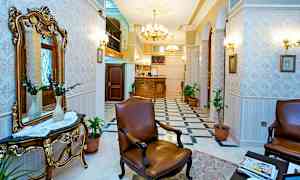 Hotellets lobby med elegant indretning, brun læderstol og reception. (AI-genereret tekst)