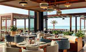 En elegant restaurant med havudsigt. (AI-genereret tekst)