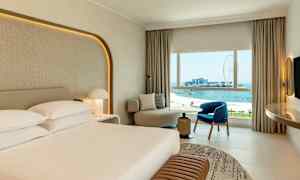 Hotelværelse med udsigt over havet og et pariserhjul. (AI-genereret tekst)