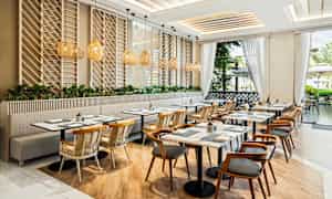 En moderne, lyst indrettet restaurant med træmøbler og store vinduer, der lukker naturligt lys ind. (AI-genereret tekst)