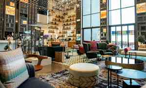 Interiør af et moderne hotel eller lounge, med siddepladser og dekorative elementer. (AI-genereret tekst)