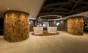 Moderne hotellobby med unikt træinteriør og reception. (AI-genereret tekst)