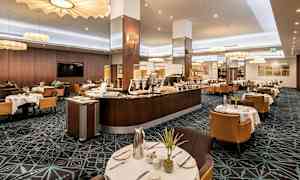 En moderne restaurant med opsatte borde og en buffétstation. (AI-genereret tekst)