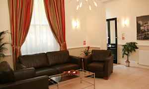 Et rum med sofaer, sofabord, gardiner og dekorationer. (AI-genereret tekst)