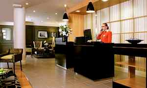 Receptionen på et hotel med moderne møbler og dekoration. (AI-genereret tekst)