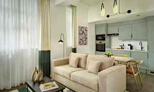 Moderne indrettet stue med beige sofa, spisebord og åbent køkkenområde. (AI-genereret tekst)