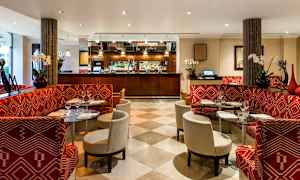 Restaurant med røde bænke og glasborde. (AI-genereret tekst)