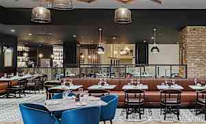 En stilfuld restaurant med borde, stole og belysning. (AI-genereret tekst)