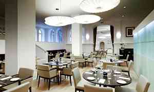 En moderne restaurant med stilren indretning og elegant belysning. (AI-genereret tekst)