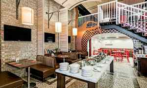 Et restaurantlokale med siddepladser, borde og en buffetservering. (AI-genereret tekst)