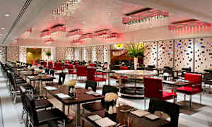 Restaurant med moderne møbler og elegant belysning. (AI-genereret tekst)