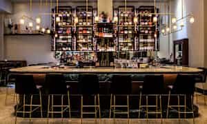 En elegant bar med høje rygge og hjørnebænke. (AI-genereret tekst)